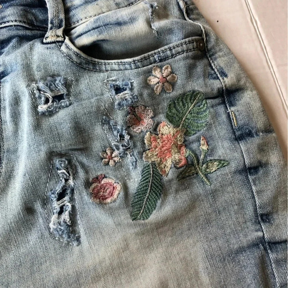 Arizona  Jean Co. Floral Embroidered Shorts - Picture 4 of 10